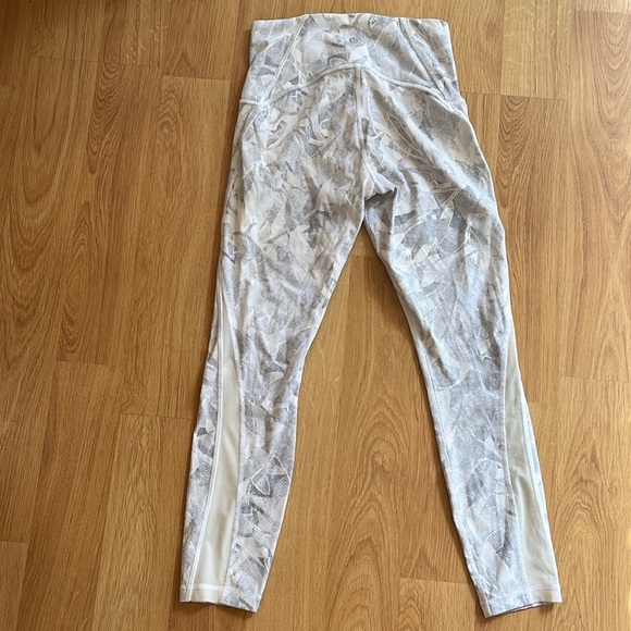Lululemon white grey train times legging size 6 mesh design jasmine white ? - Picture 1 of 6